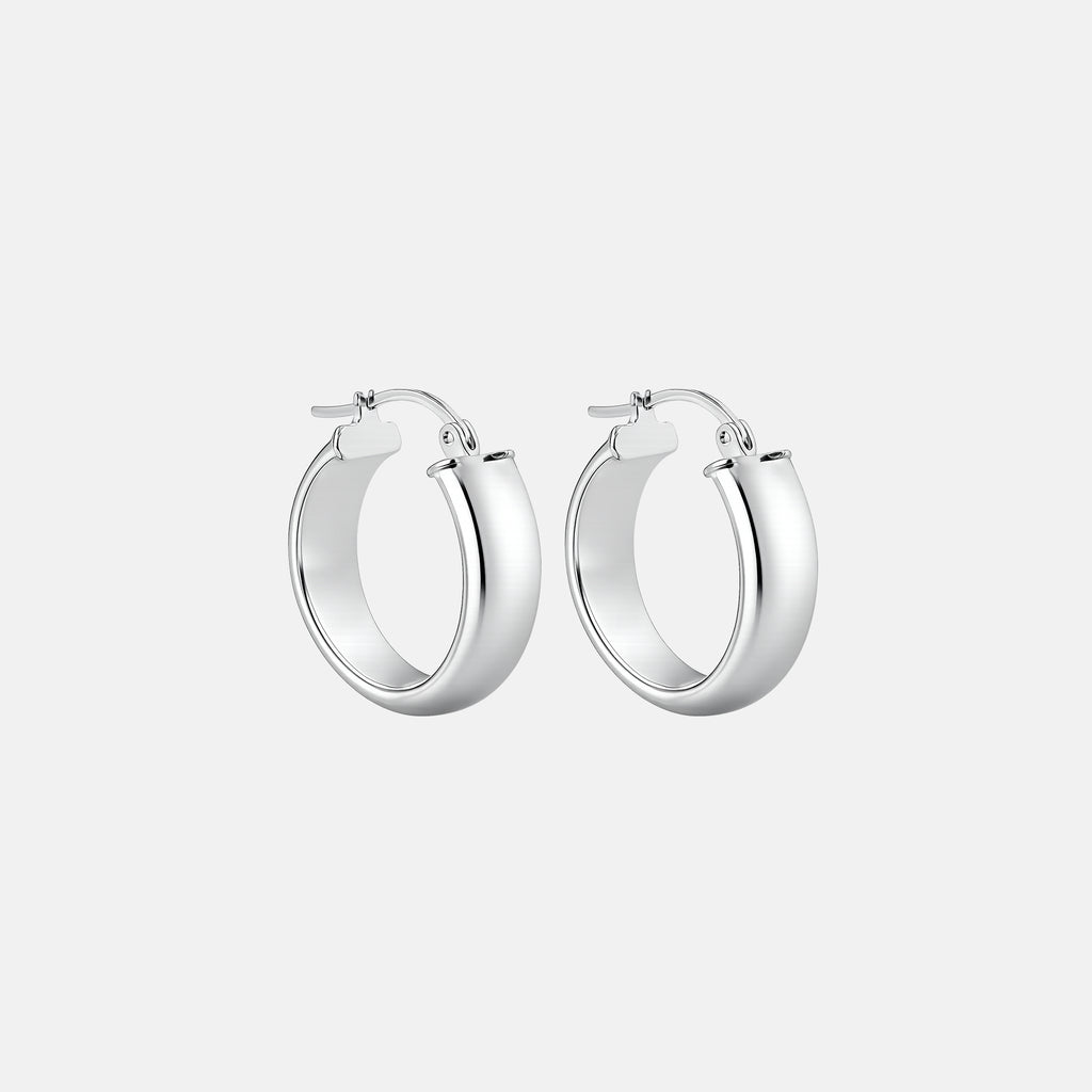 Arracadas Belle de plata .925 con diseño huggie ancho y acabado pulido.