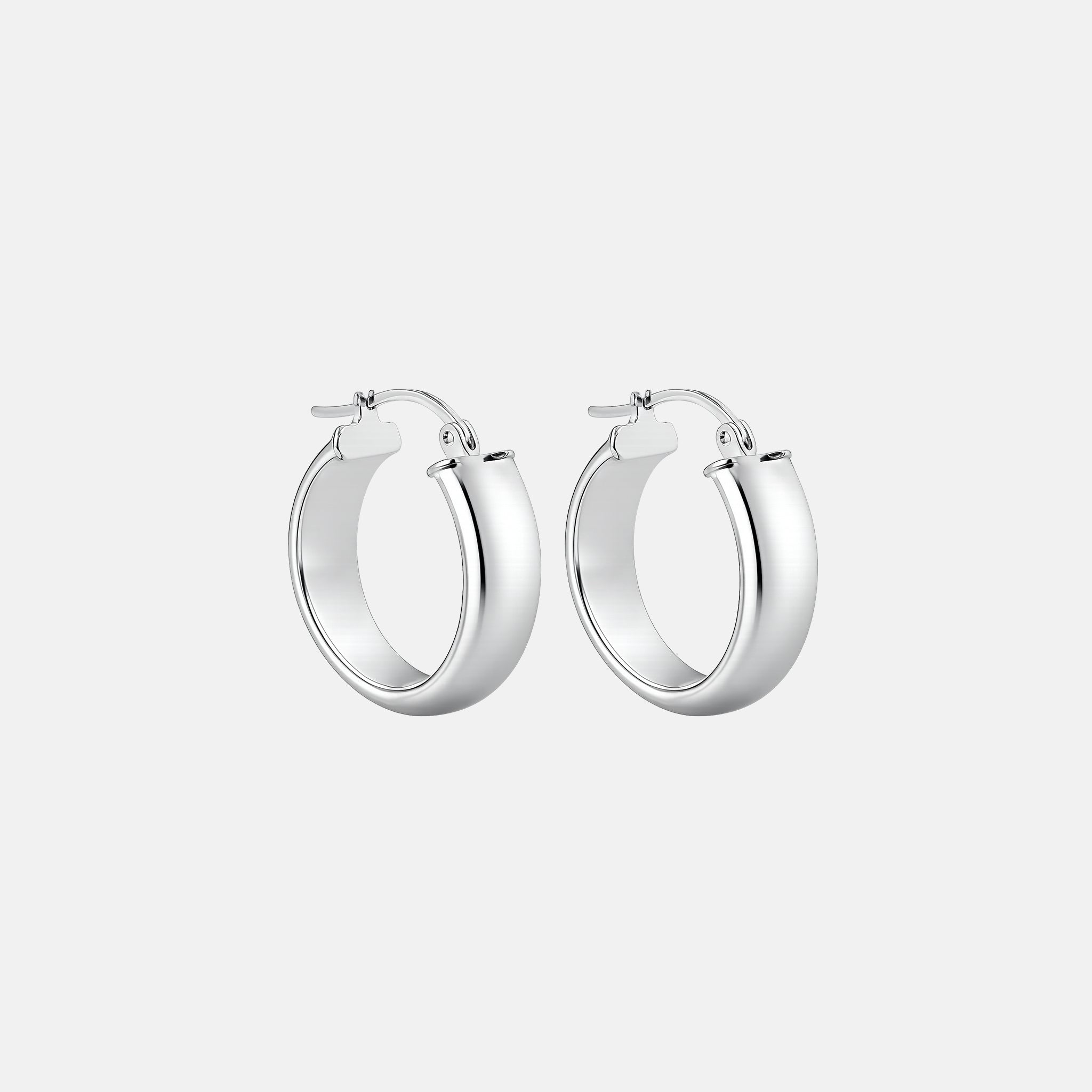 Arracadas Belle de plata .925 con diseño huggie ancho y acabado pulido.