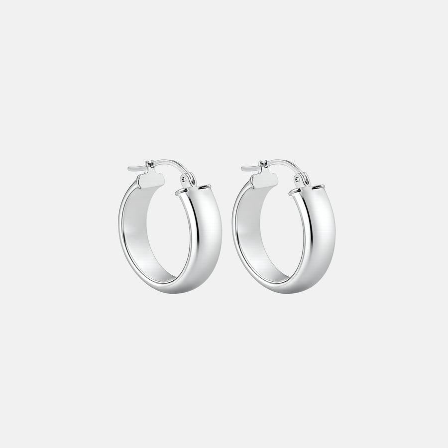 Arracadas Belle de plata .925 con diseño huggie ancho y acabado pulido.