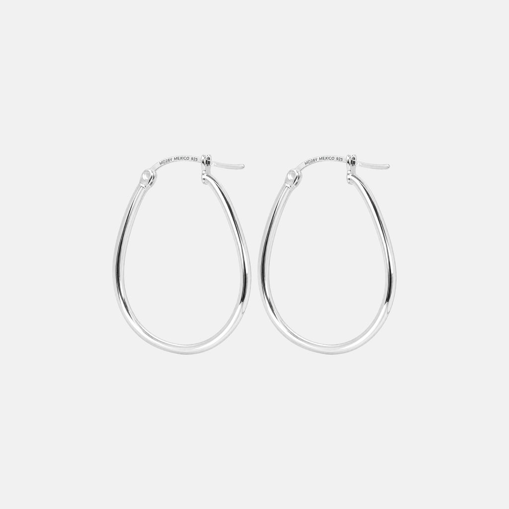 Arracadas Órbita de plata .925 con diseño ovalado y acabado pulido.