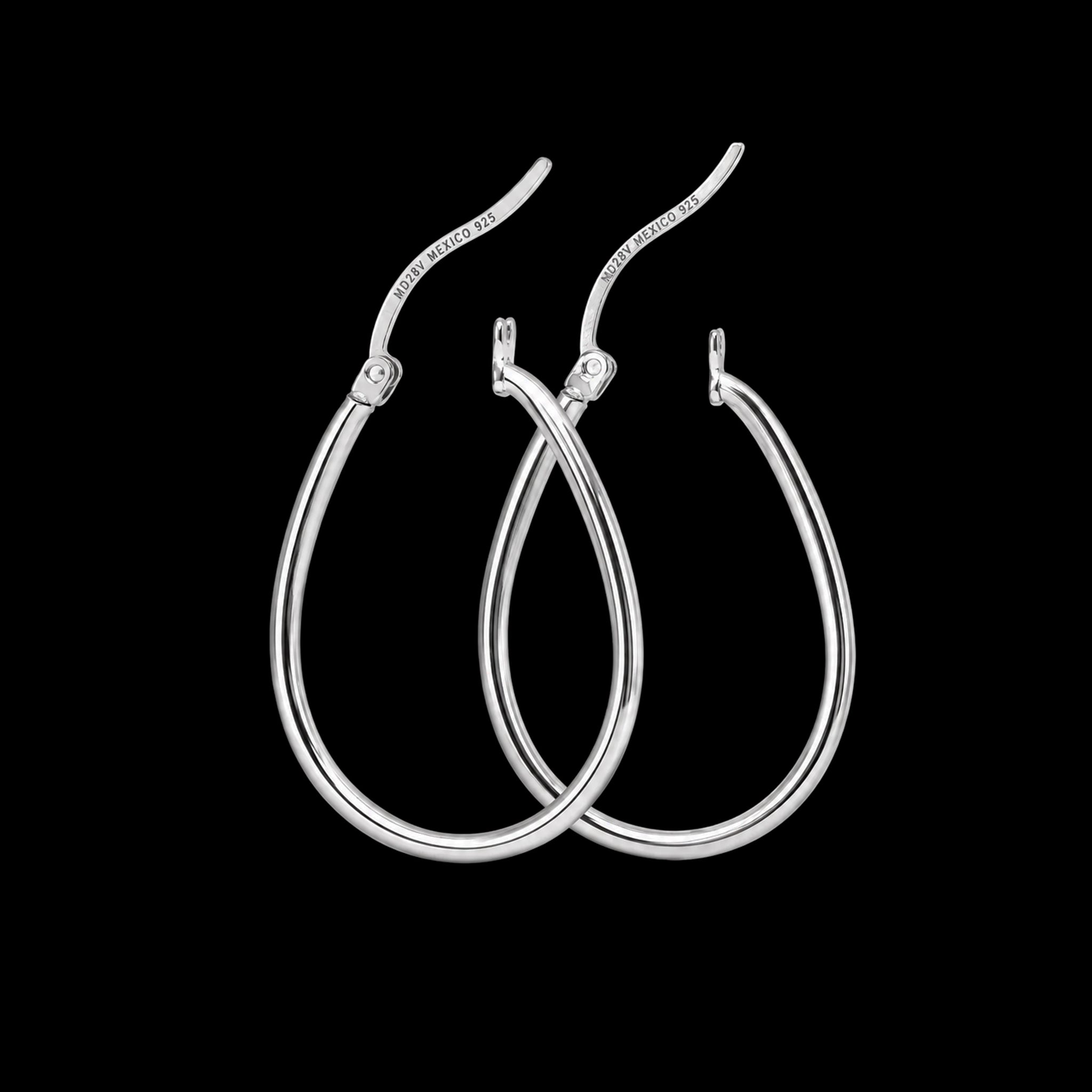 Vista en ángulo de las Arracadas Órbita de plata .925 con acabado pulido.