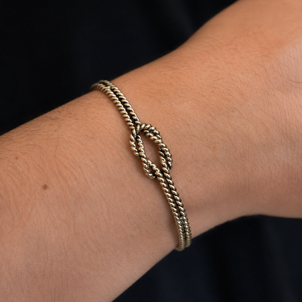 Brazalete Náutico ajustable en oro sólido 10k para hombre en mano