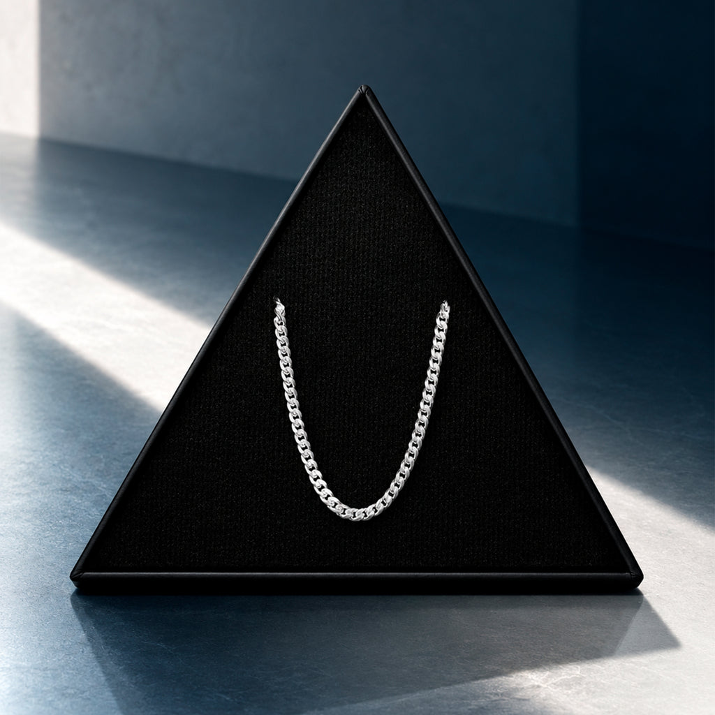 Cadena Cuban Link de 3 mm en Plata .925 presentada junto a su caja de Triangulum Workshop, mostrando la joya y su empaque de presentación.