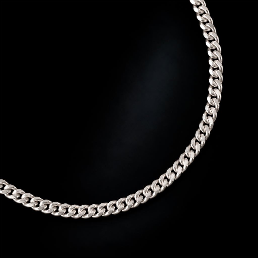 Fotografía macro del tejido Cuban Link de 3 mm en Plata .925, con detalle de los eslabones cubanos, su geometría y acabado metálico.
