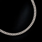 Fotografía macro del tejido Cuban Link de 3 mm en Plata .925, con detalle de los eslabones cubanos, su geometría y acabado metálico.