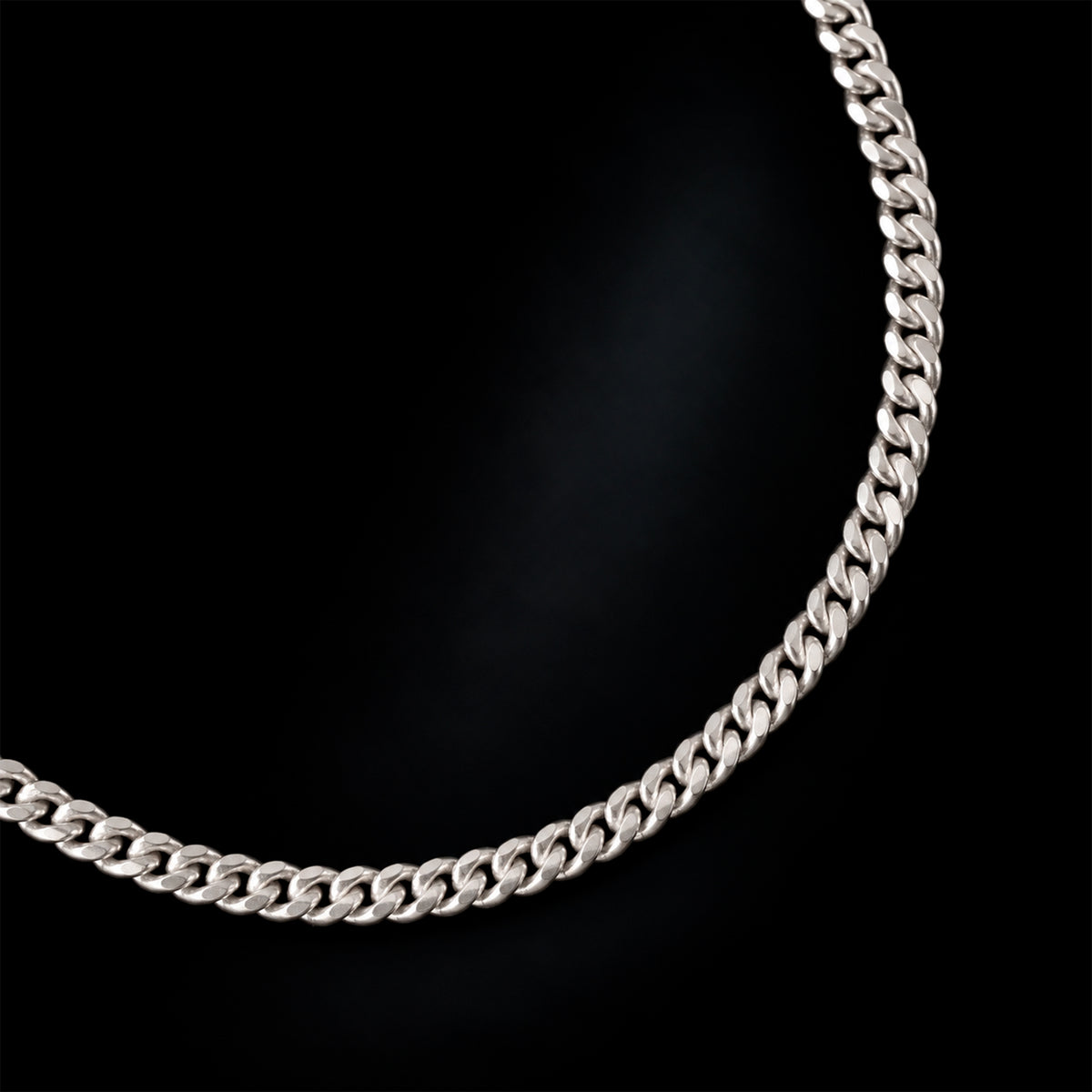 Fotografía macro del tejido Cuban Link de 3 mm en Plata .925, con detalle de los eslabones cubanos, su geometría y acabado metálico.