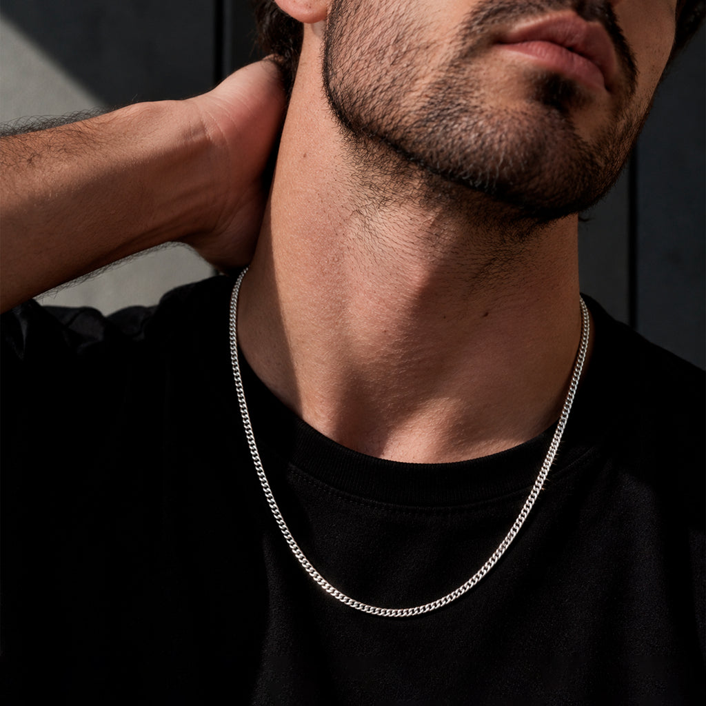 Vista de cadena Cuban Link de 4 mm en Plata .925 puesta en modelo masculino, destacando su tejido cubano y proporción sobre el cuello.