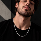 Hombre usando cadena cubana de 4 mm en Plata .925 alrededor del cuello, mostrando su caída natural y el grosor de los eslabones.