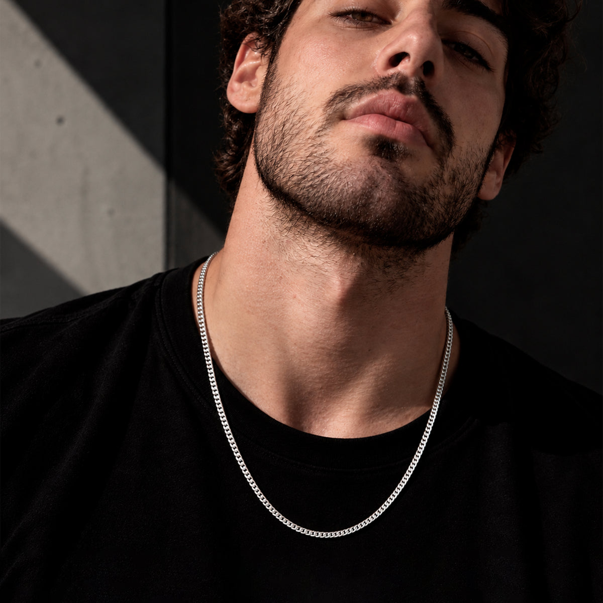 Hombre usando cadena cubana de 4 mm en Plata .925 alrededor del cuello, mostrando su caída natural y el grosor de los eslabones.