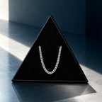 Cadena Cubana de 4 mm en Plata .925 presentada junto a su caja de Triangulum Workshop, mostrando la joya y su empaque de presentación.