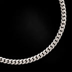 Fotografía macro del tejido Cuban Link de 4 mm en Plata .925, mostrando la geometría de los eslabones cubanos entrelazados y su acabado pulido.