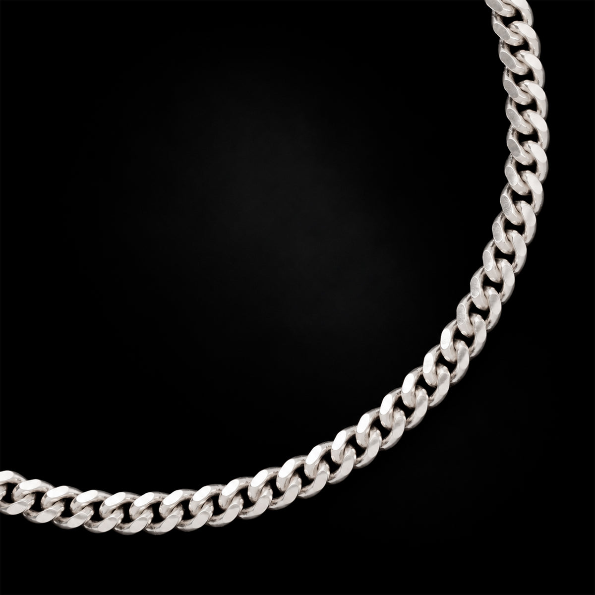 Fotografía macro del tejido Cuban Link de 4 mm en Plata .925, mostrando la geometría de los eslabones cubanos entrelazados y su acabado pulido.