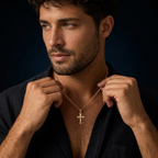 Modelo usando Collar Cruz Cristo en oro sólido 10K con Cadena Cuban Link de 1 mm.