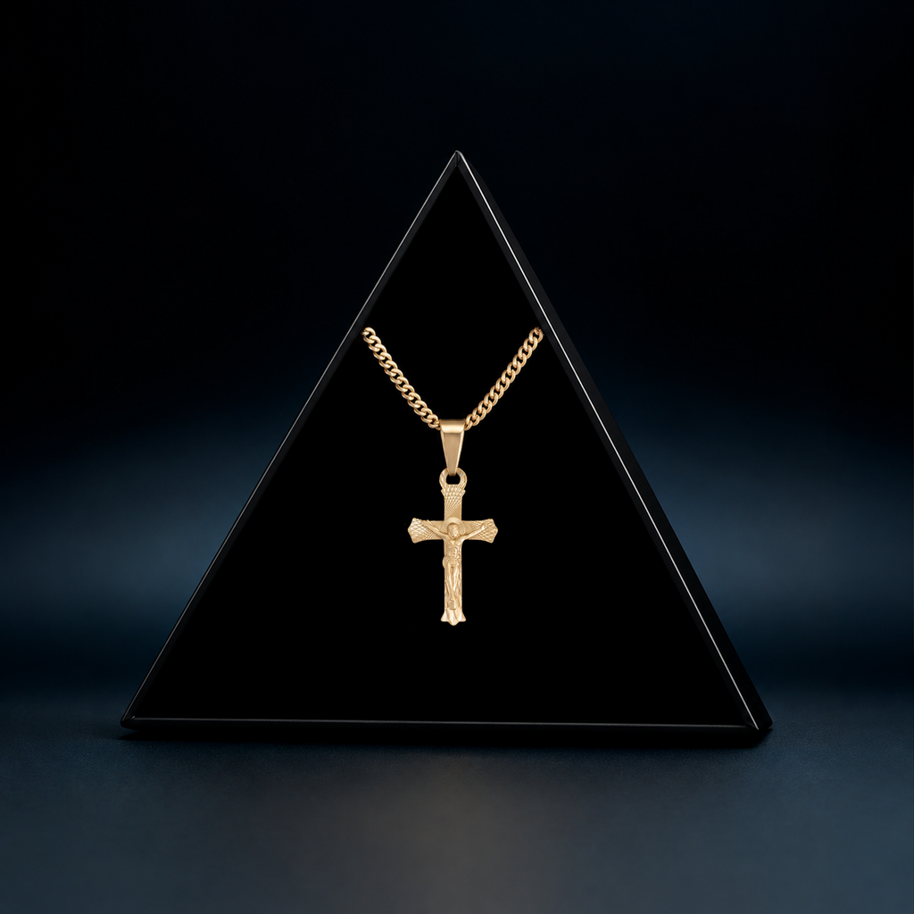 Collar Cruz Cristo en oro sólido 10K presentado sobre exhibidor negro.