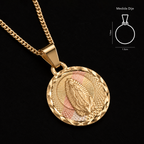 Detalle de Medalla Virgen de Guadalupe en oro sólido 10K bicolor con acabado facetado.
