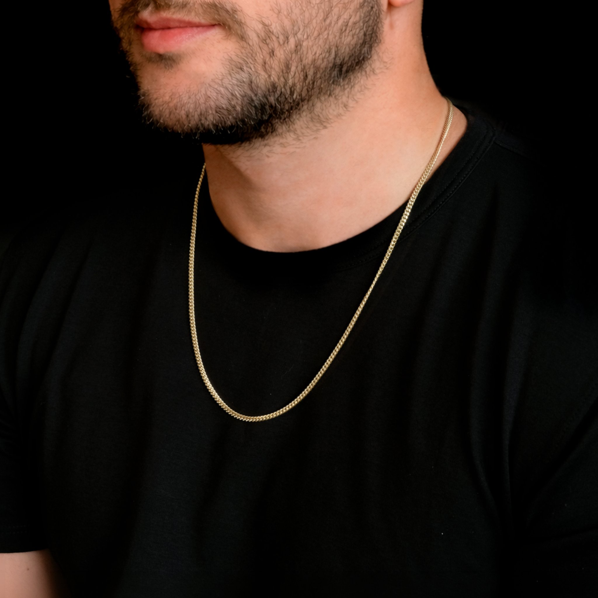 Cadena Cuban Link 3mm de oro sólido puesta en modelo