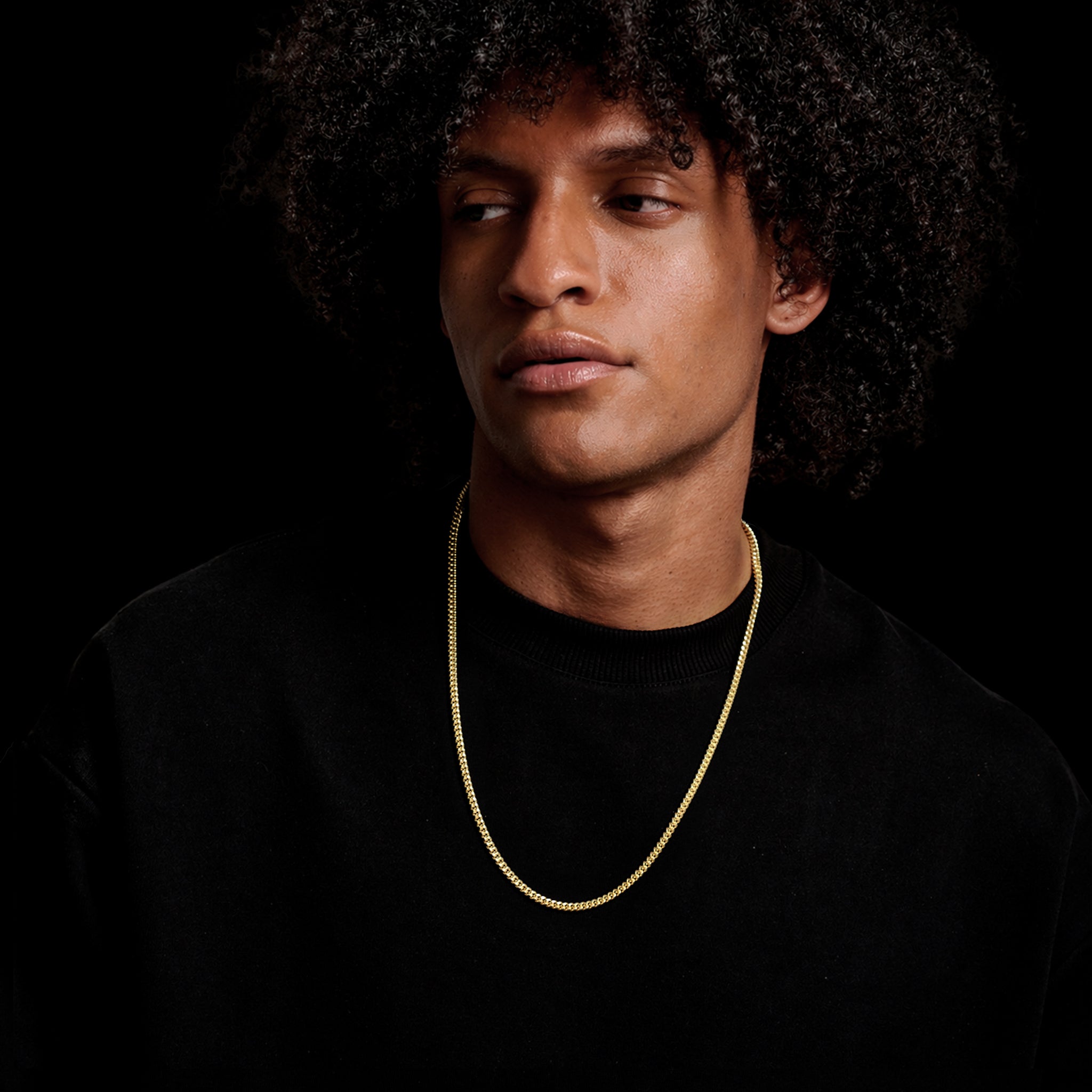 Hombre usando Cadena Cuban Link 4mm de oro sólido
