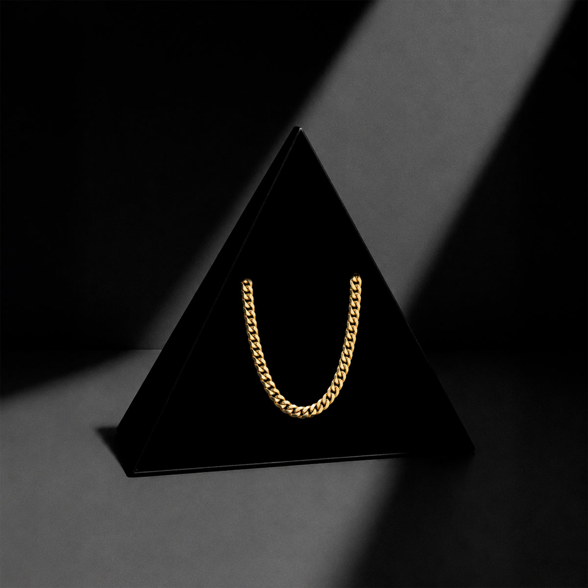 Cadena Cuban Link 5mm Oro Sólido presentada en caja Triangulum Workshop