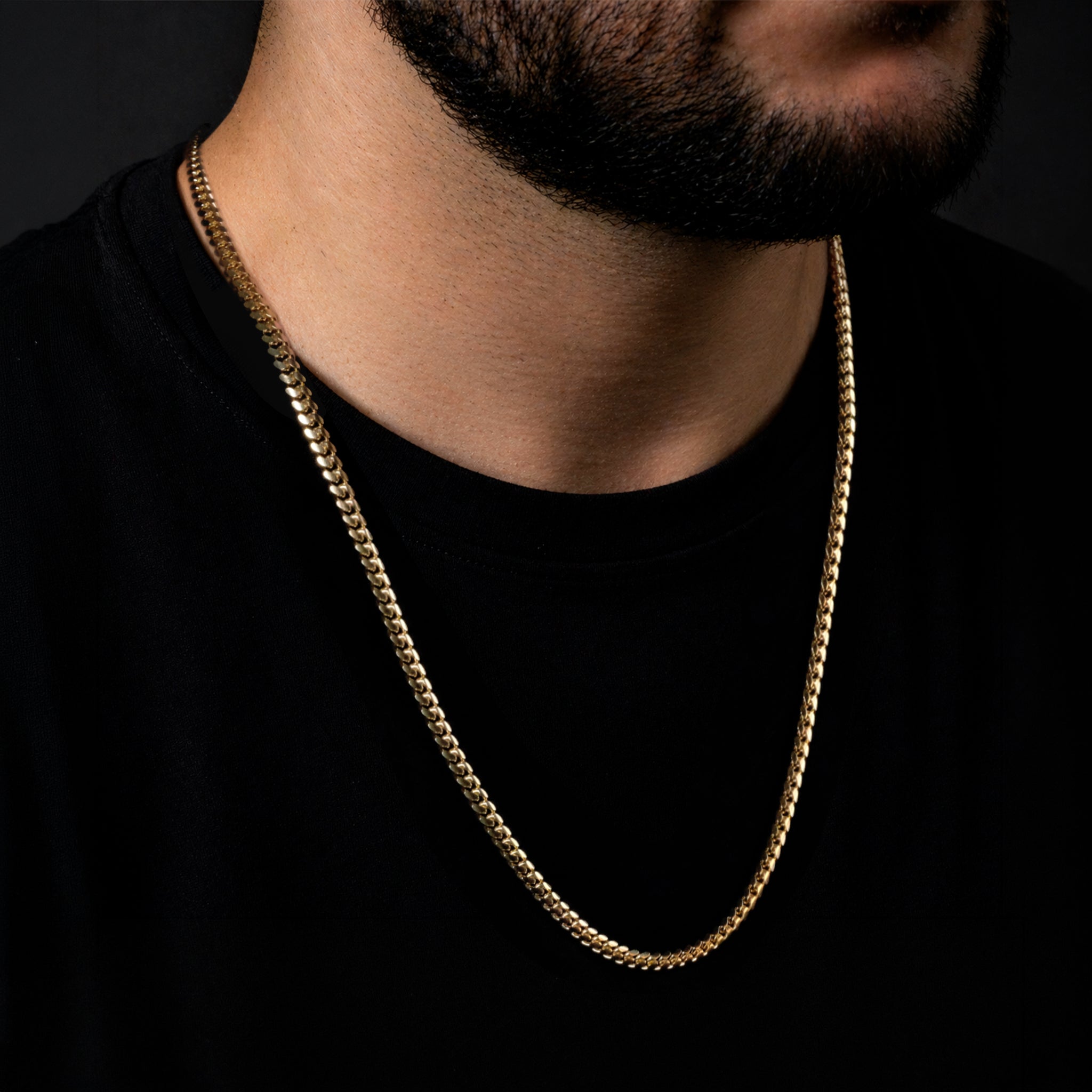 Cadena Cuban Link 5mm de oro sólido puesta en modelo