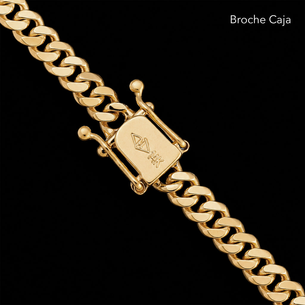Detalle del broche de Cadena Cuban Link 8mm en oro sólido