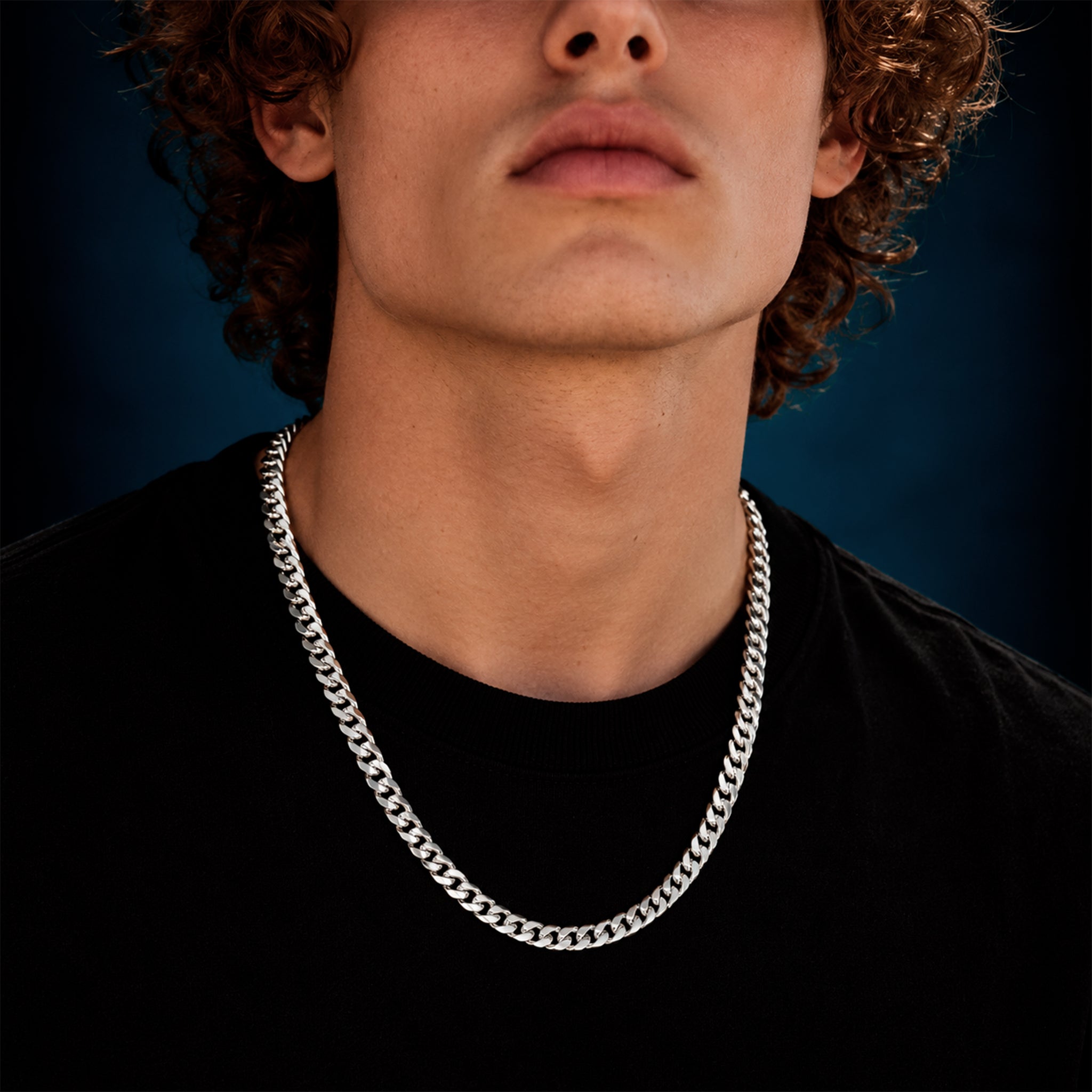 Hombre usando Cadena Cuban Link 8mm de Plata .925