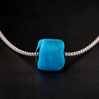 Detalle de la textura turquesa del Dije Piedra Caribe fabricado con polvo de turquesa.