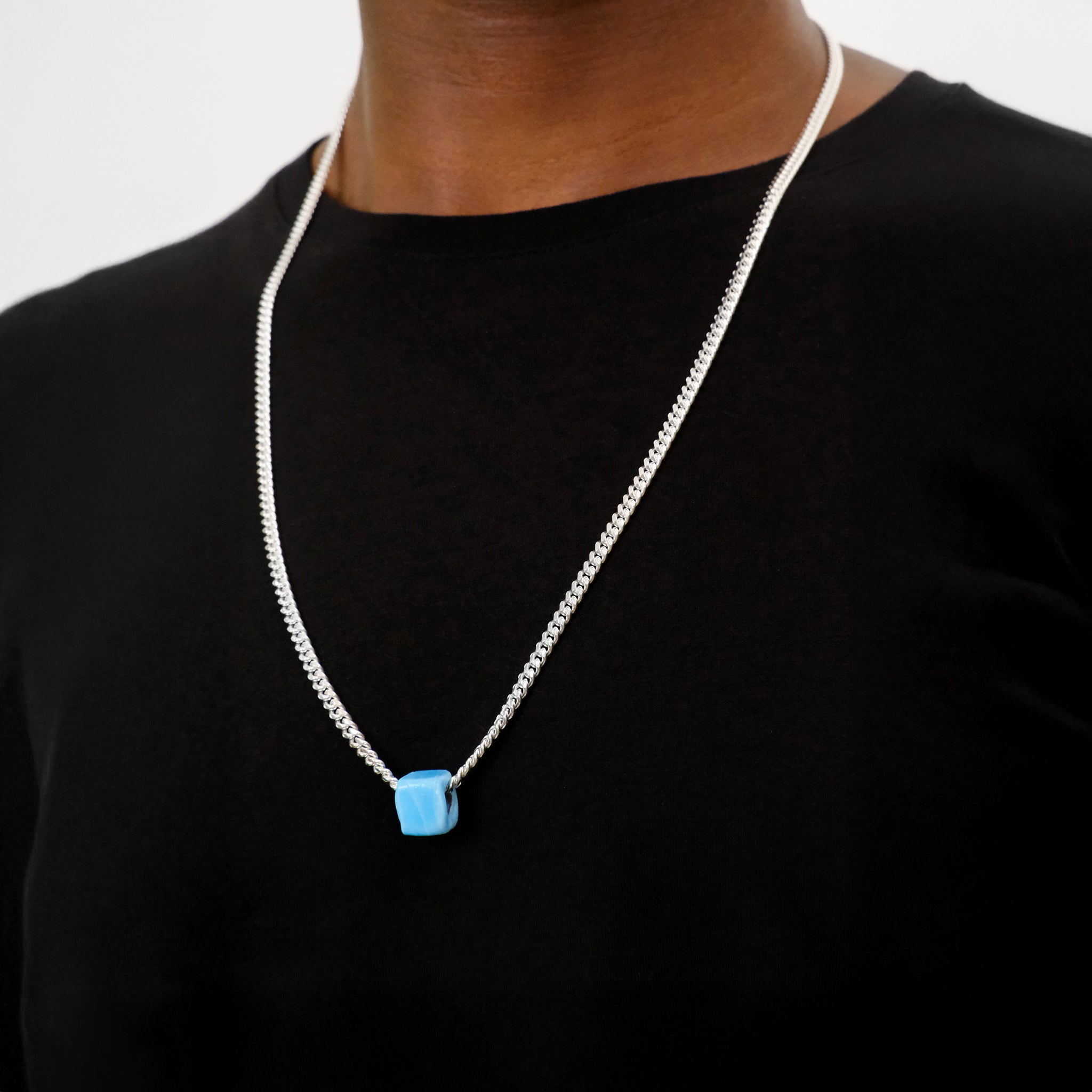 Hombre usando Dije Piedra Caribe de Plata .925