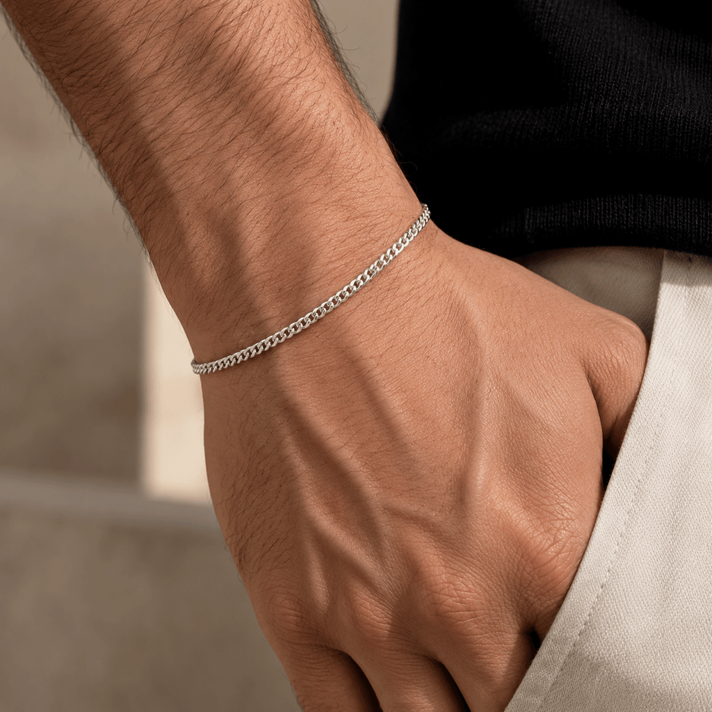 Hombre usando pulsera Cuban Link 3mm de Plata .925 en la muñeca