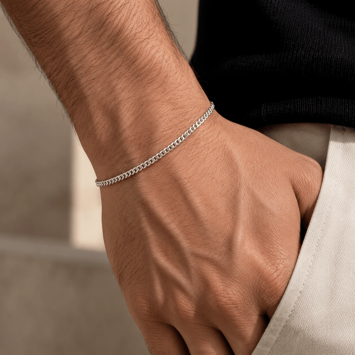 Hombre usando pulsera Cuban Link 3mm de Plata .925 en la muñeca