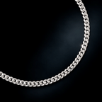 Detalle de eslabones entrelazados y textura de pulsera Cuban Link 3mm Plata .925